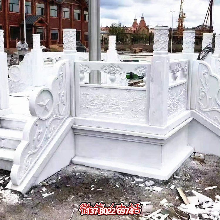漢白玉升旗臺，做工精美，安全防護(hù)欄桿