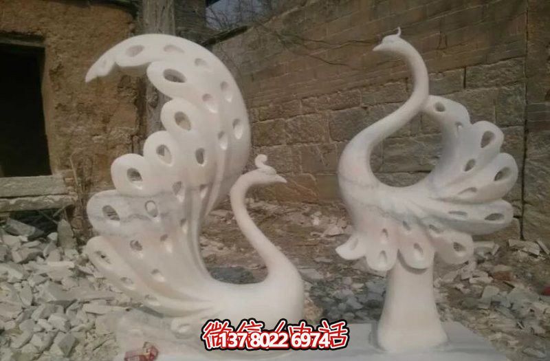 不銹鋼鏤空孔雀雕塑，點(diǎn)綴公園湖邊