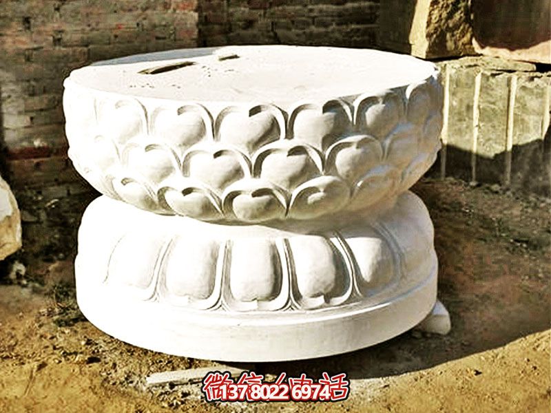 漢白玉制須彌座佛像，以精美圓形飾就古樸寺院