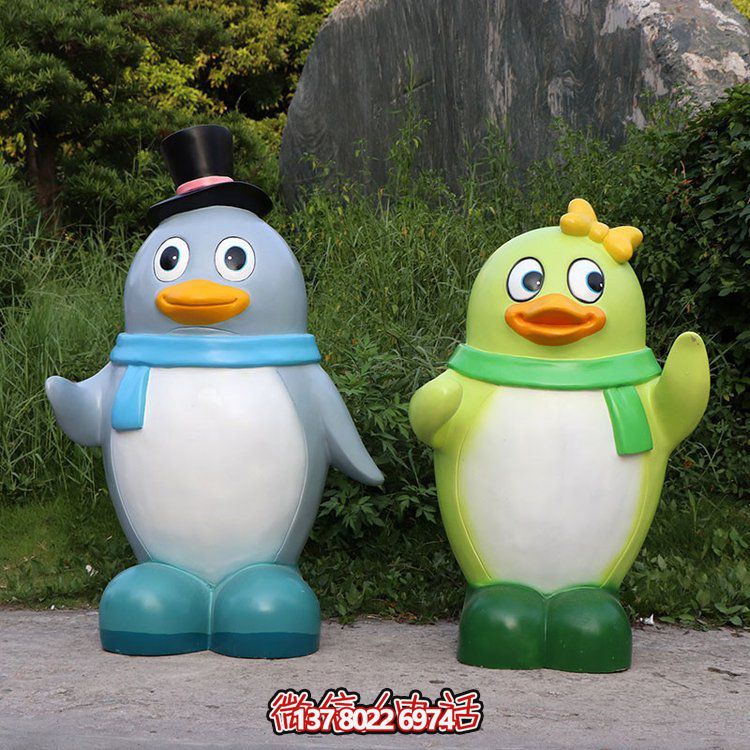 玻璃鋼彩繪企鵝景觀公仔，為幼兒園戶外擺件