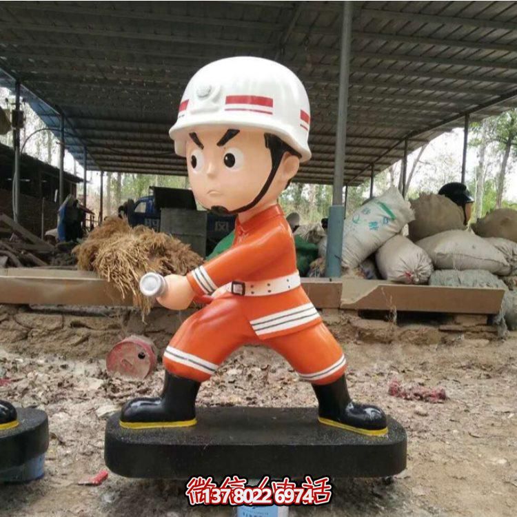 消防英雄銅雕塑像，為廣場添彩