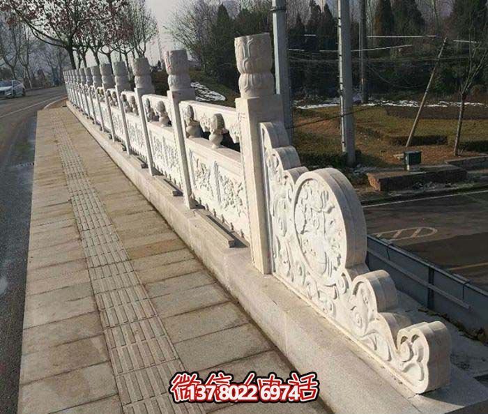現(xiàn)代城市綠化防護(hù)欄桿，融入自然元素的花崗巖石雕