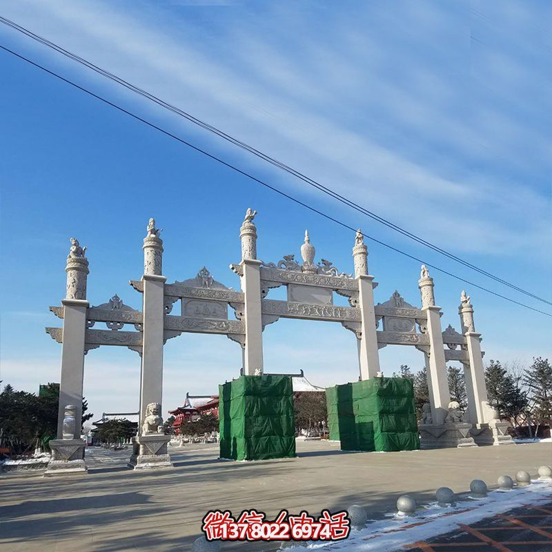 新款漢白玉牌坊，美觀而古樸的石六柱，為寺院和景區(qū)增添靈氣
