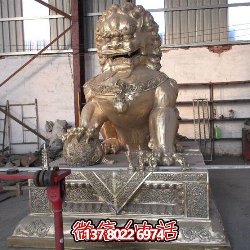 仿古銅噴金獅子雕塑，玻璃鋼大型戶外裝飾