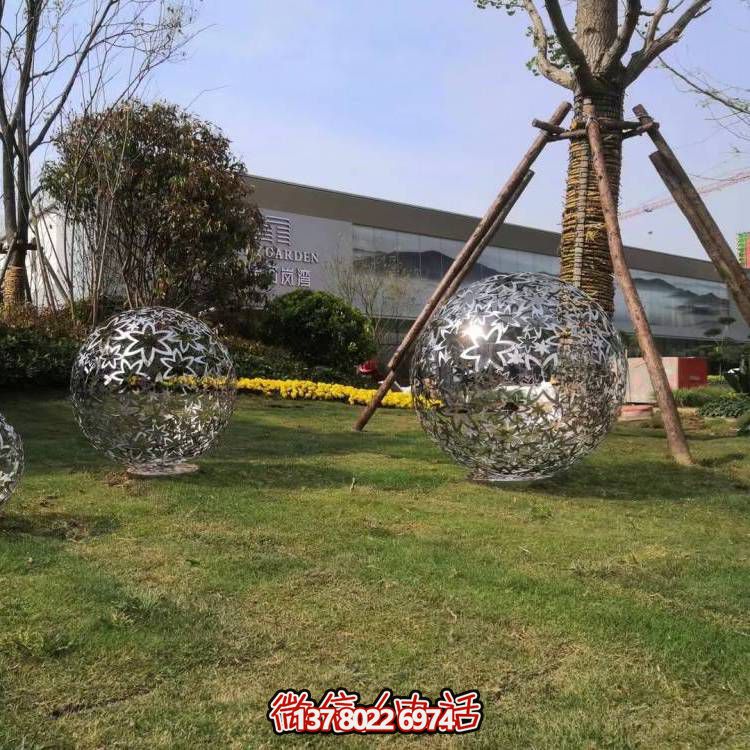 藝術(shù)雕塑裝置以不銹鋼和樹葉為原料，鏤空球造型，為戶外廣場和草坪增添藝術(shù)氣息