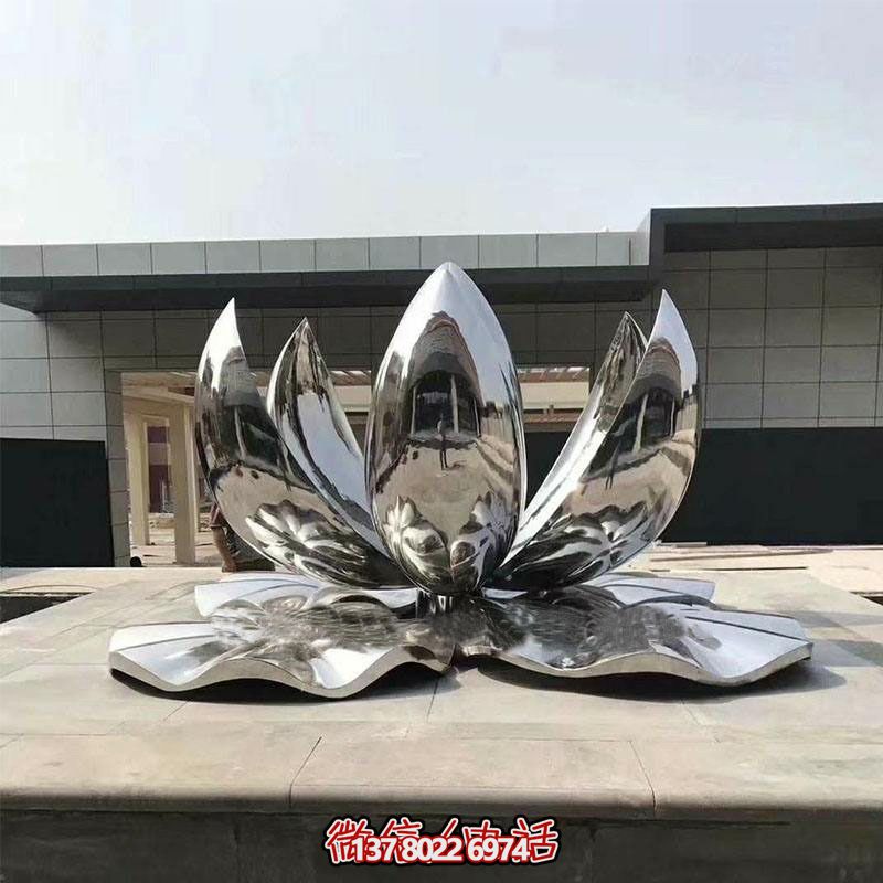 大型不銹鋼蓮花雕塑，鏡面反射景觀