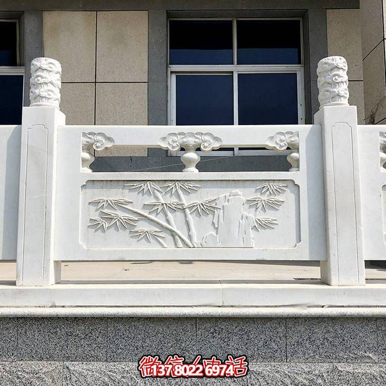 精致古典庭院雕飾浮雕石柱、欄桿、欄板，營(yíng)造溫馨園林