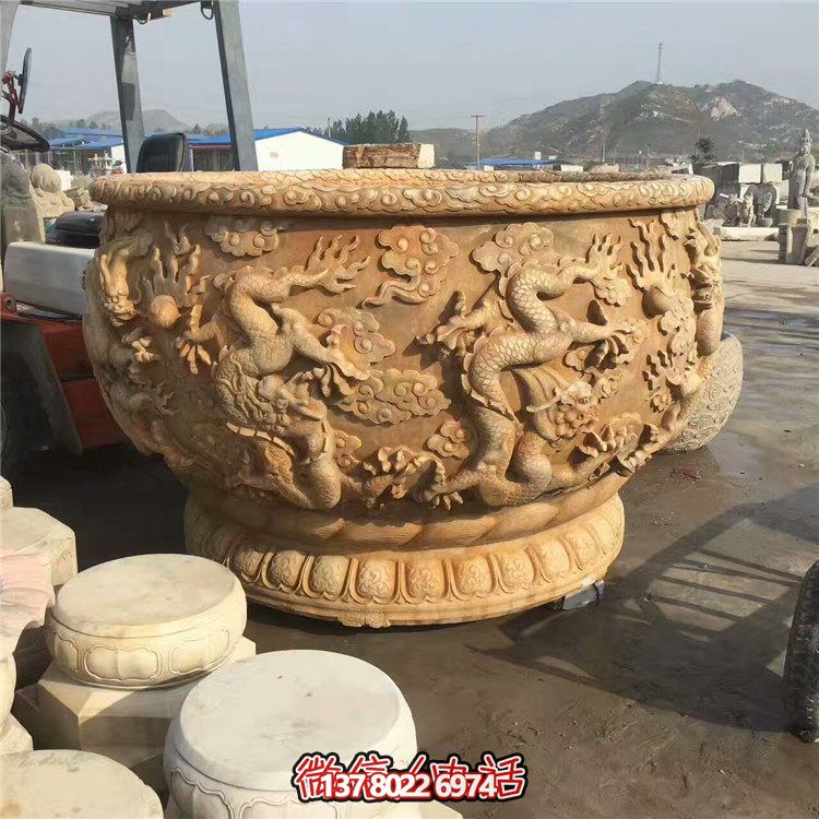 傳統(tǒng)水缸，絢麗多彩的雙龍戲紋