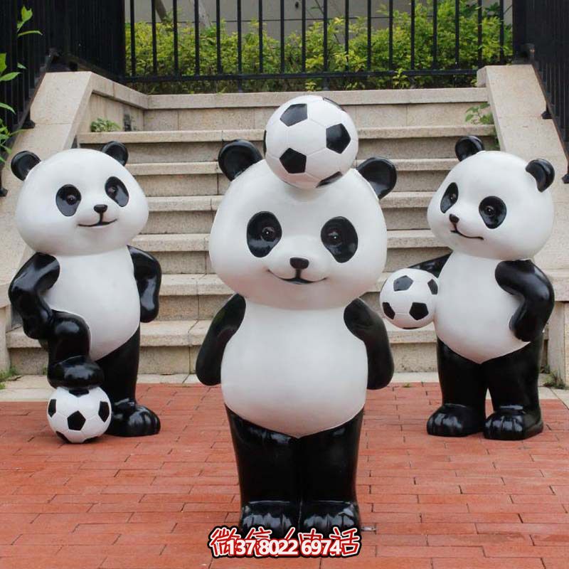 可愛熊貓雕塑，擺放玻璃鋼足球，為庭院添彩