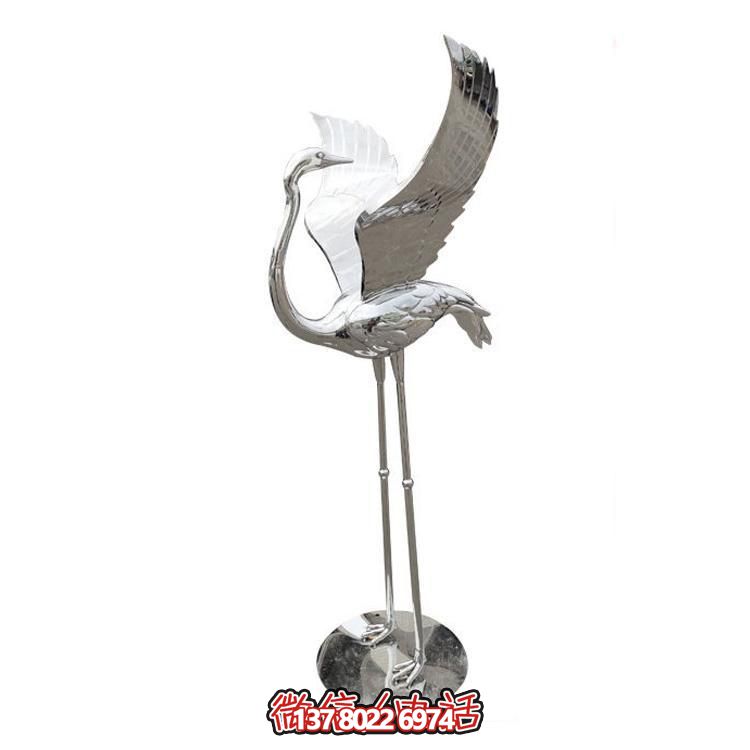 鏡面不銹鋼仙鶴雕塑，質(zhì)樸自然，展翅回頭