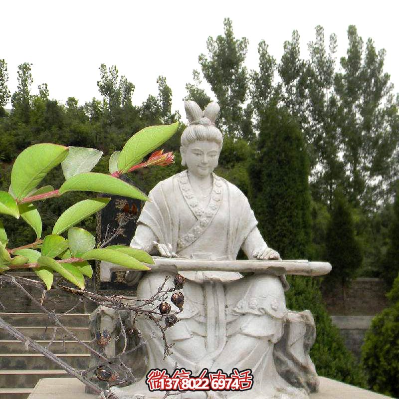 彈琴游玩古代景區(qū)，感受石雕雕塑之美