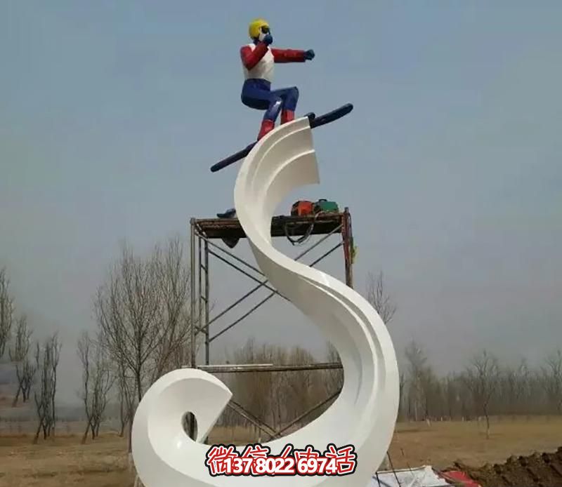 彩繪不銹鋼雕塑，把滑雪運(yùn)動主題人物雕刻到廣場上