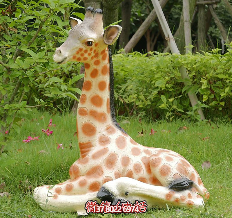 彩繪仿真動物玻璃鋼雕塑，營造出寧靜自然的公園草坪
