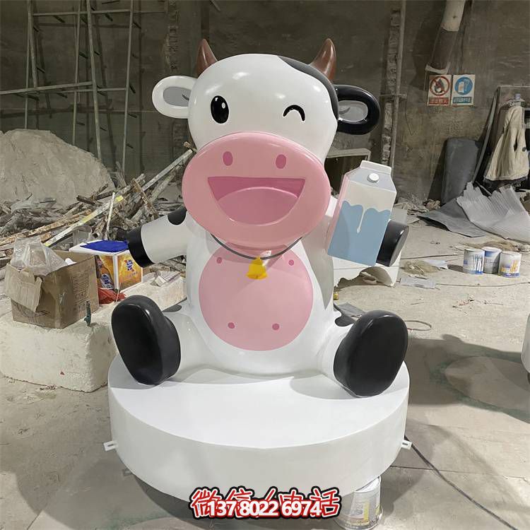 玻璃鋼雕塑，營造優(yōu)雅卡通奶牛公仔氣氛