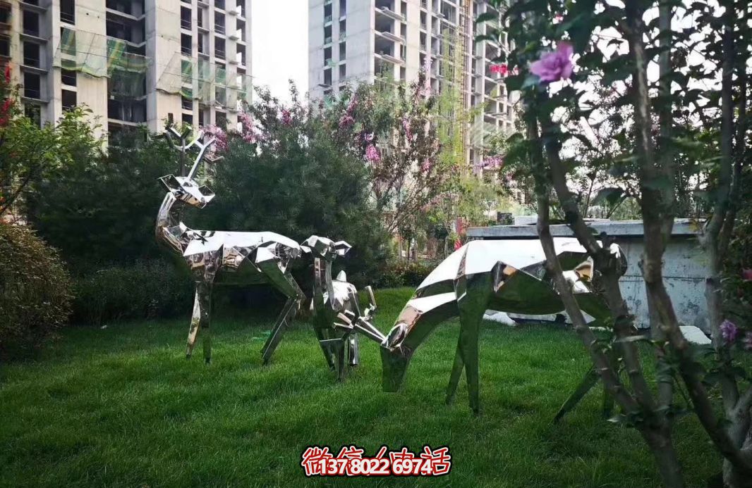 不銹鋼梅花鹿雕塑，讓公園草坪更美麗