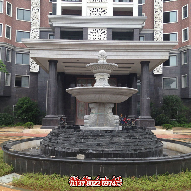 清新的雙層噴泉水雕裝飾，為辦公大樓門(mén)前增添靈動(dòng)氣息
