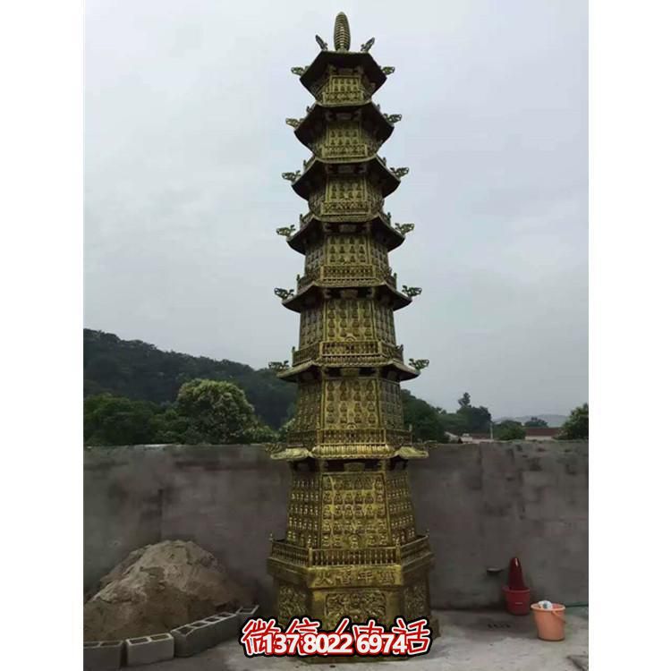 欣賞傳統(tǒng)文化，體驗多層銅雕香爐的大型景區(qū)