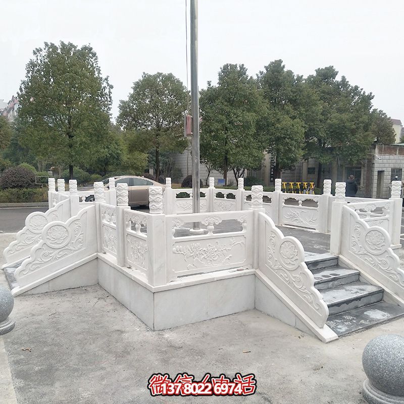 升旗臺石雕——精雕細琢，點綴校園風采