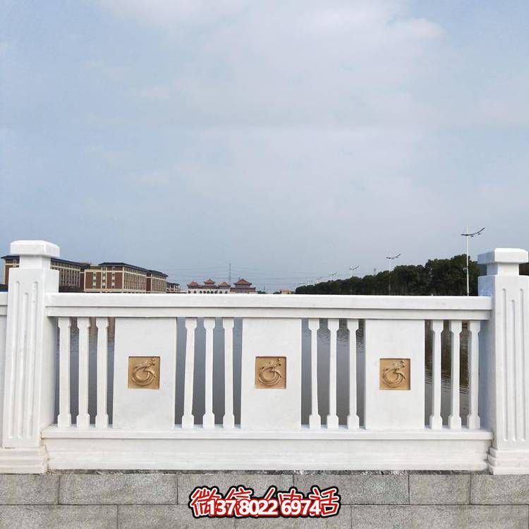 “羅馬柱式漢白玉歐式欄桿，為河道邊裝飾和防護”