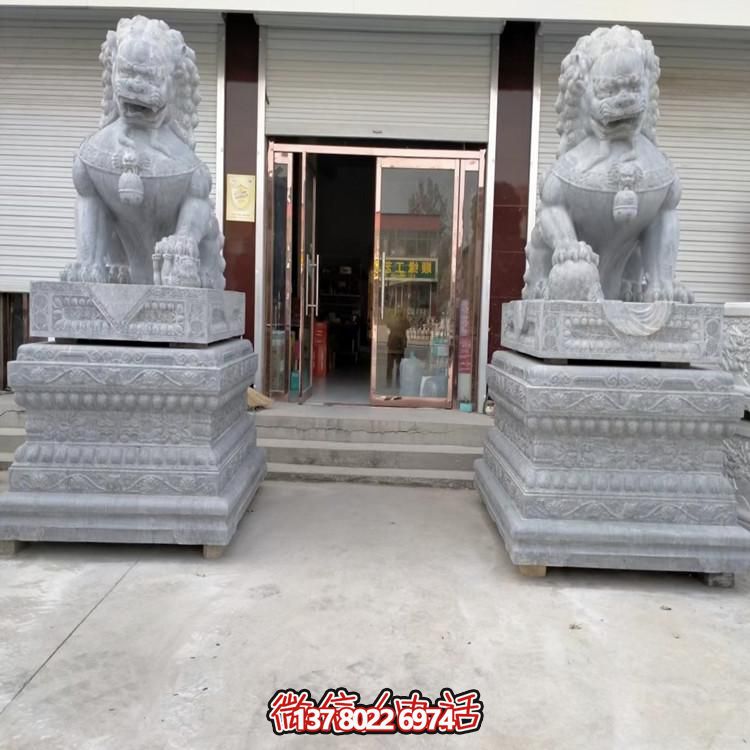 天然青石獅子雕塑，點(diǎn)綴景區(qū)大門(mén)