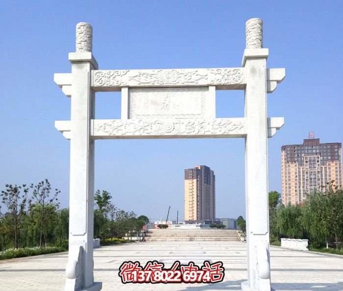 簡(jiǎn)易大理石牌樓，為公園廣場(chǎng)擺放單門