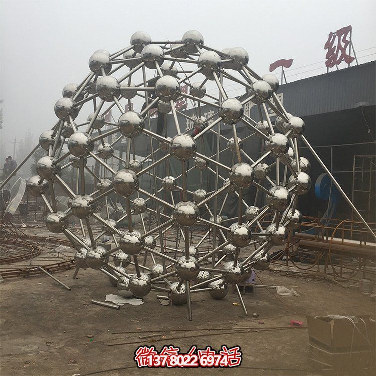 不銹鋼鏤空雕塑，為戶外景觀增添獨特色彩