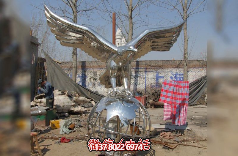 休息時刻，欣賞不銹鋼老鷹雕塑