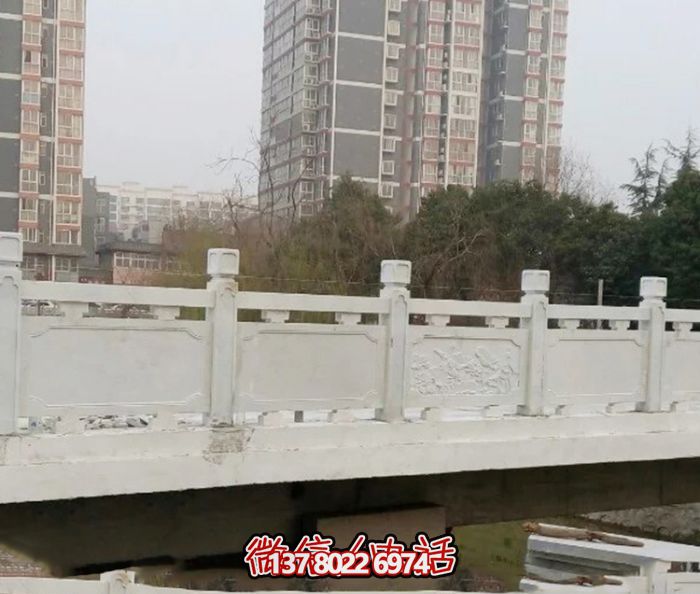 漢白玉鑲嵌欄桿，雕塑點綴美麗小區(qū)公園