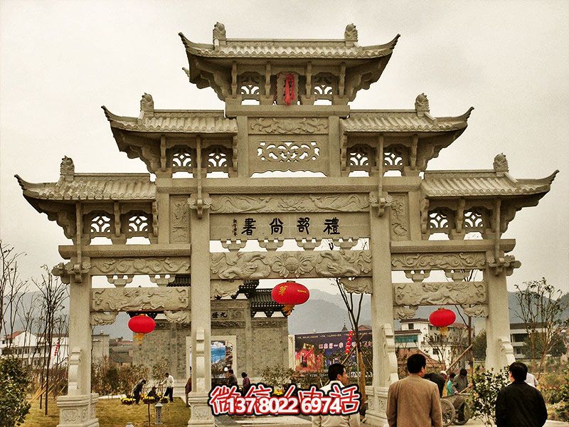 鏤空三門牌坊，點(diǎn)綴城市廣場