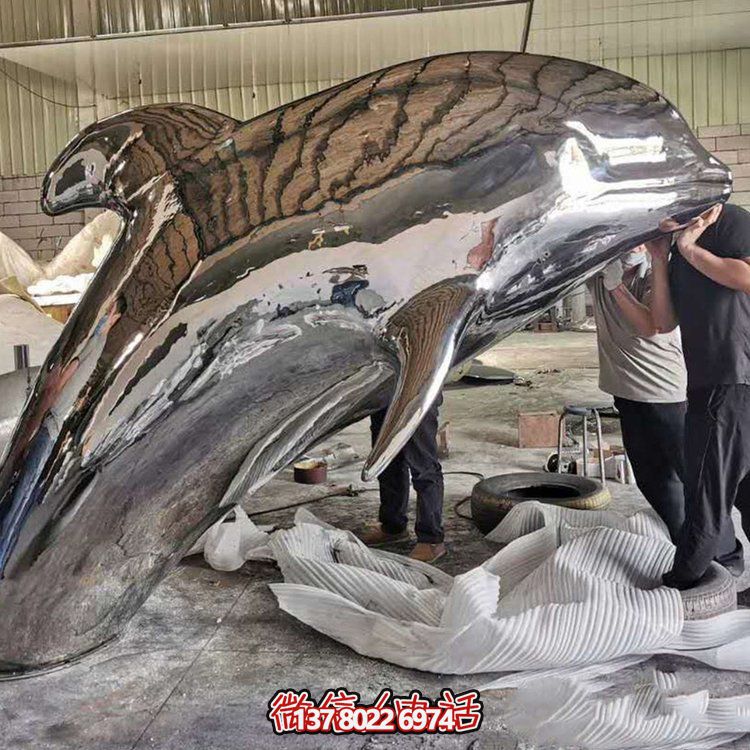 大型抽象鏡面不銹鋼鯨魚，展現(xiàn)室外精彩生活