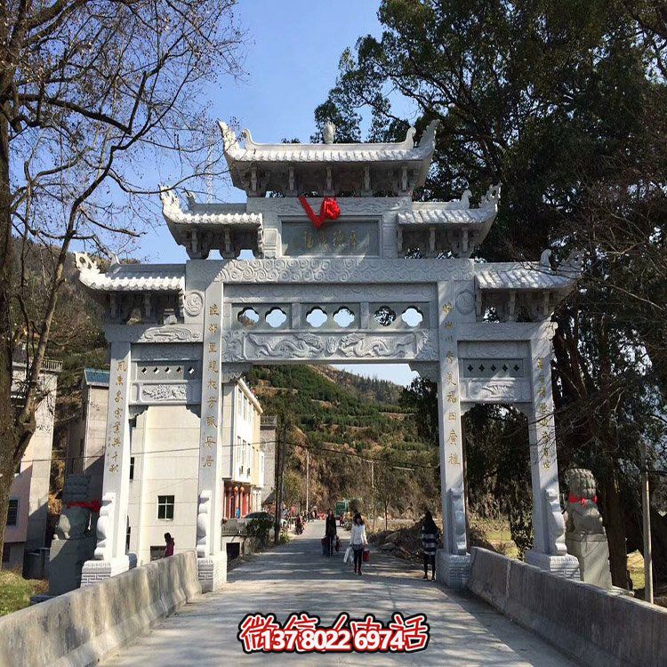 村口石牌坊，三間四柱石雕牌樓