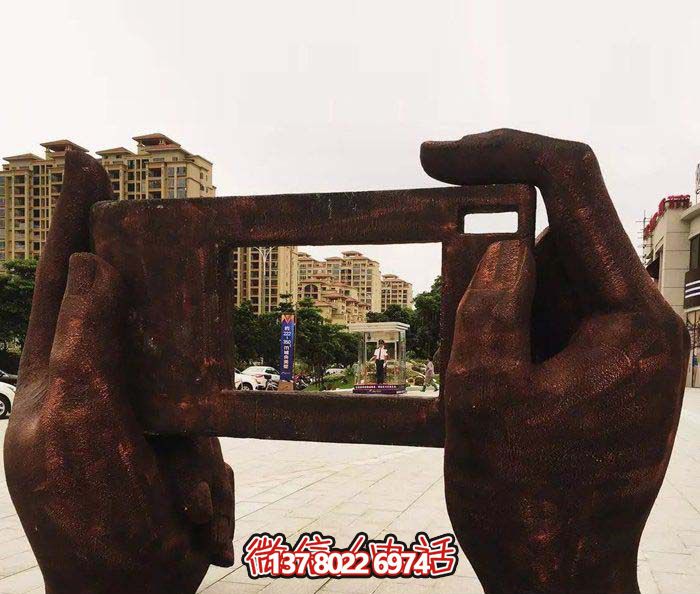 廣場學(xué)院手拿相機(jī)創(chuàng)意紅銅手型雕塑 廣場學(xué)院手拿相機(jī)創(chuàng)意紅銅手型雕塑