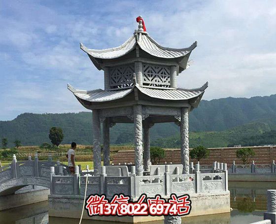 景區(qū)湖中擺放雙層青石仿古觀(guān)景休閑涼亭