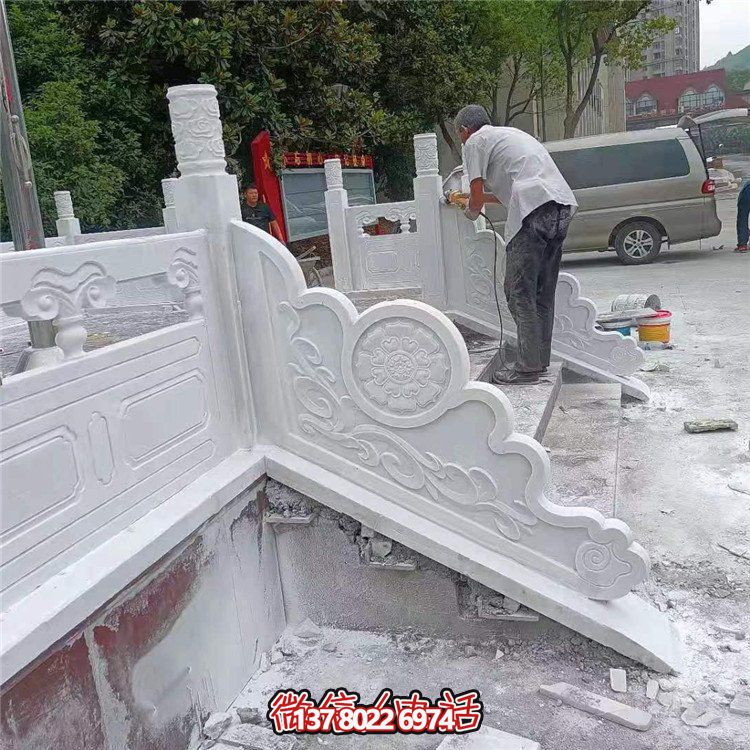 漢白玉旗臺欄板欄桿安裝，細節(jié)打磨處理
