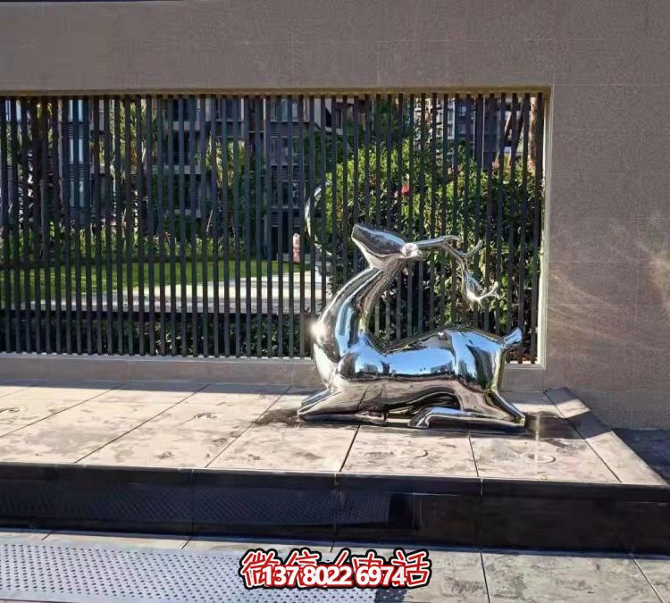 抬頭跪地鹿雕塑，地產(chǎn)售樓部鏡面不銹鋼鹿動物擺件